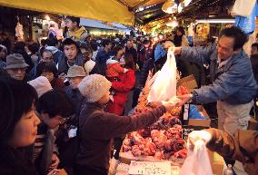 Shoppers crowd Tokyo's Ameyoko shopping district